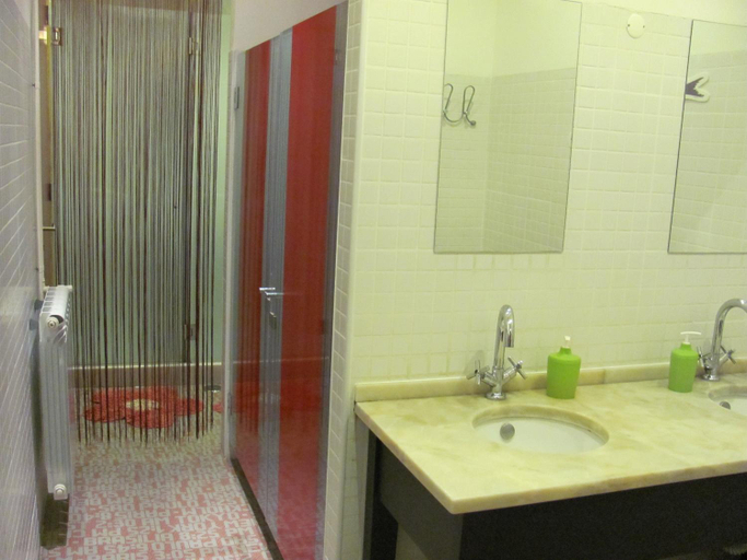 Bathroom 2, This Is Lisbon Hostel, Lisbon