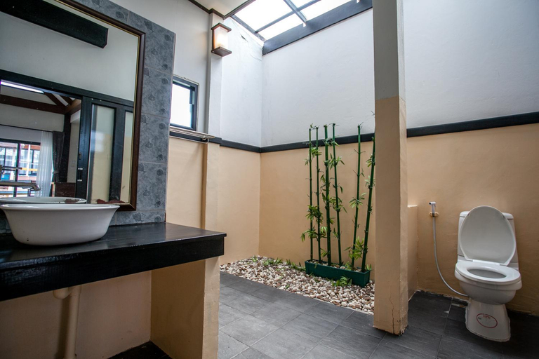 Bathroom 4, Phitarom Phi Phi Resort, Mueang Krabi
