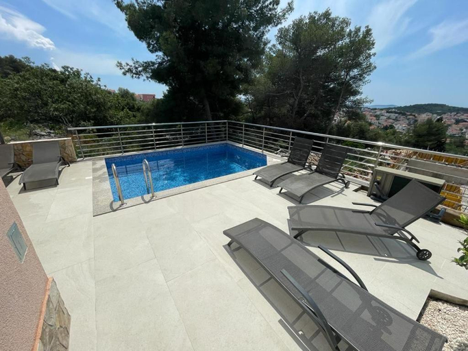 Others 5, Villa Maja, Okrug