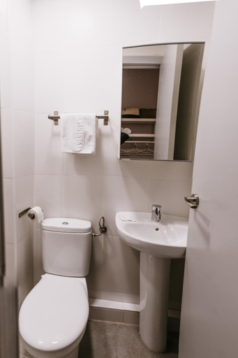 Bathroom 3, Pension 45, Barcelona