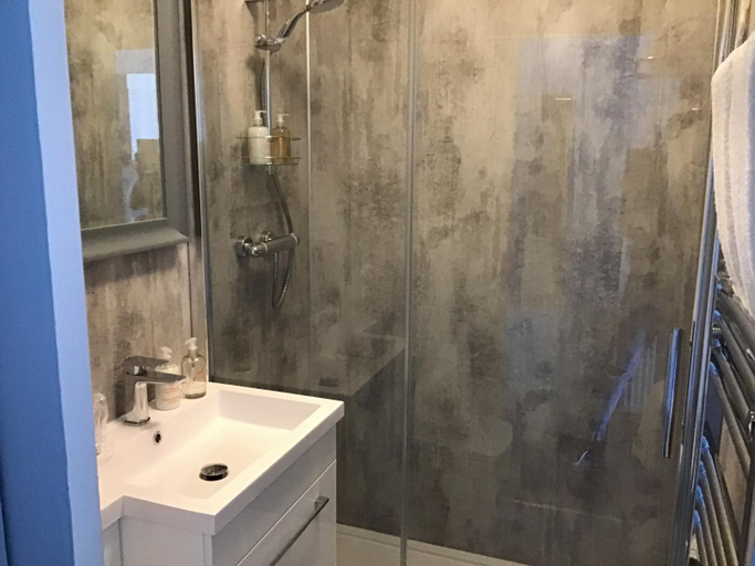 Bathroom 2, The Royal Hotel, Dumfries and Galloway