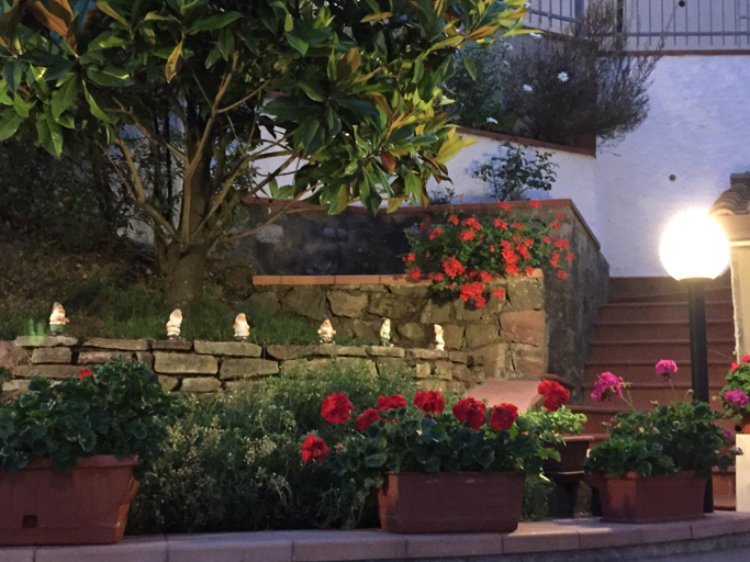 Others 4, Albergo Elisa, Massa Carrara
