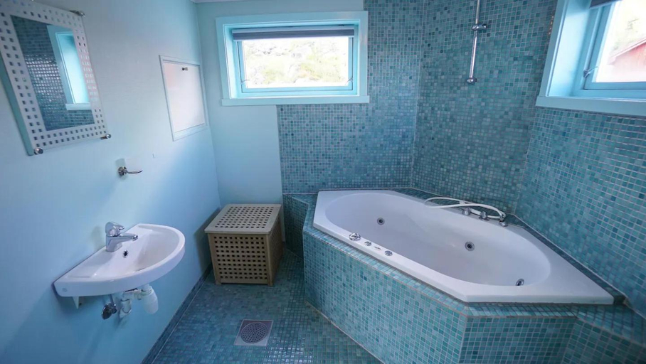 Bathroom, Real fisherman's cabins in Ballstad, Lofoten, Vestvågøy