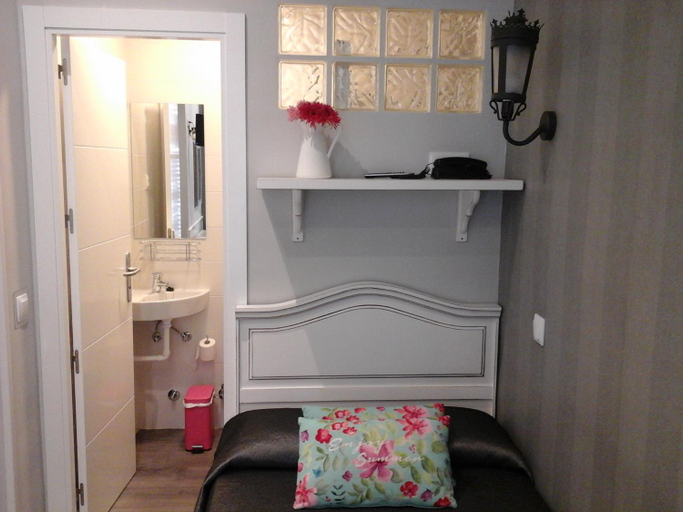 Facilities 2, Hostal Don Alfonso, Madrid