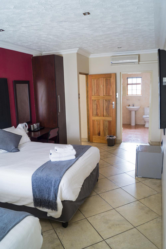 Bedroom 2, Ivory Lodge Bendor, Capricorn