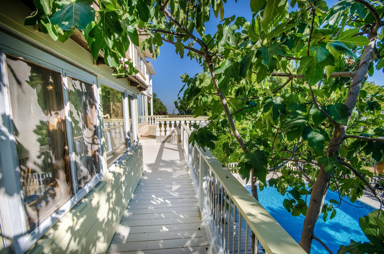 Others 5, Ha'Seuda Ha'Achrona Suites