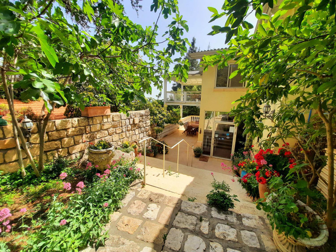 Others 4, Ha'Seuda Ha'Achrona Suites