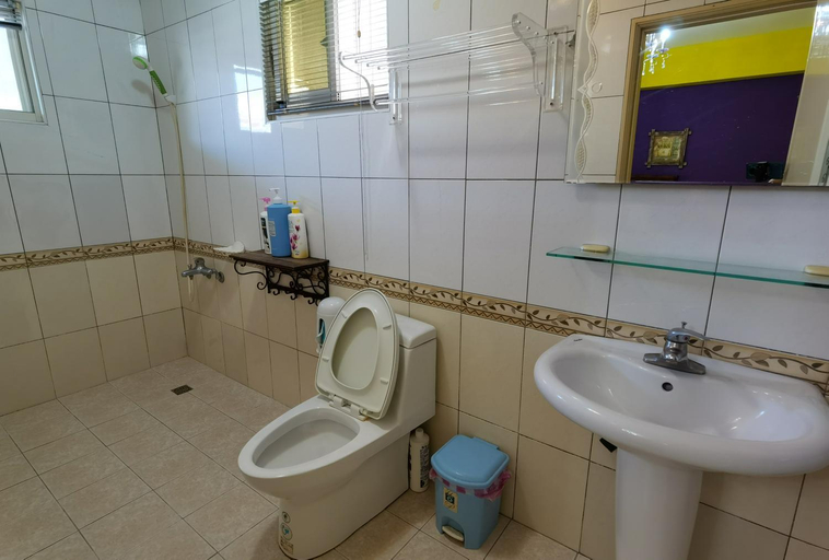 Bathroom 3, Golden Mary, Taitung