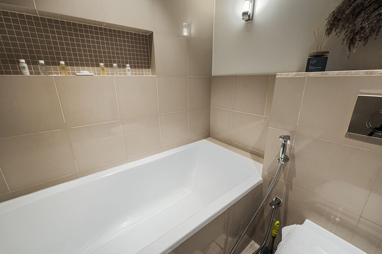 Bathroom 4, Panoramic 1BR Burj Khalifa View at Boulevard Point, Dubai