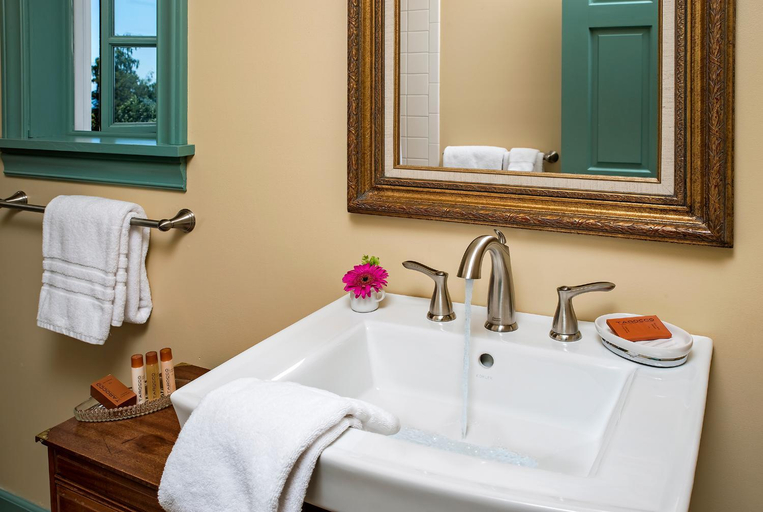 Bathroom, Ravenscroft Inn, Jefferson