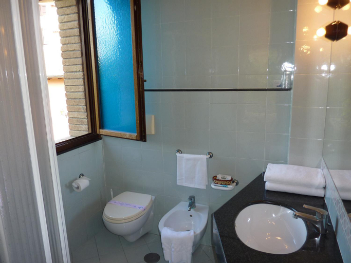 Bathroom 13