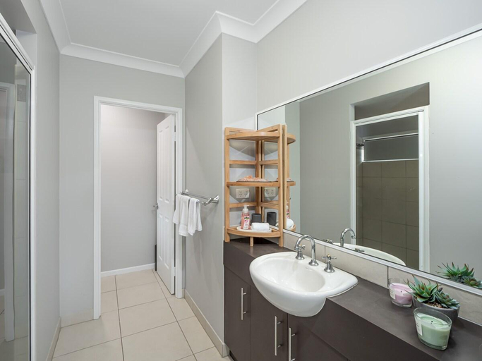 Bathroom 4, Kewarra Beach King Bed 4BR House; Pool, BBQ, Pets, Cairns