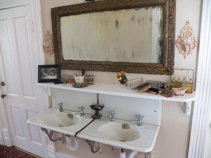 Bathroom 4, Grand Victorian Inn, Barren
