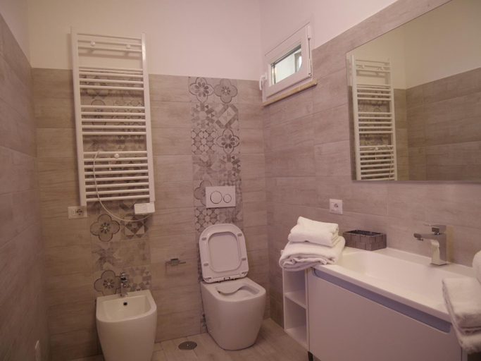 Bathroom 3, Our Guest House, Rome