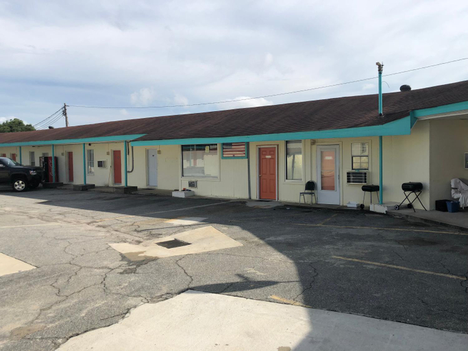 Others 3, Budget Inn, Seminole