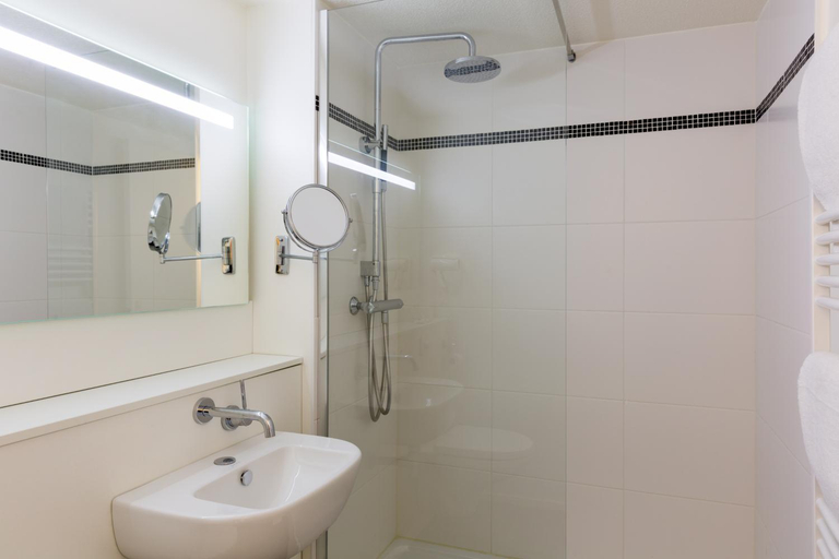 Bathroom 2, KYRIAD ANNECY NORD - Epagny, Haute-Savoie