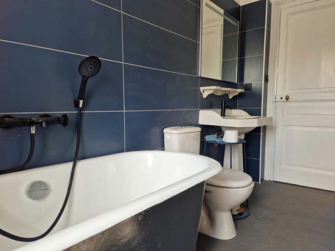Bathroom 2, La maison de famille Limoges, Haute-Vienne