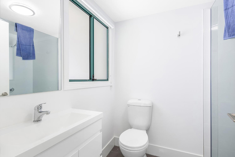 Bathroom 3, Surf Inn Boutique Backpackers, Gold Coast