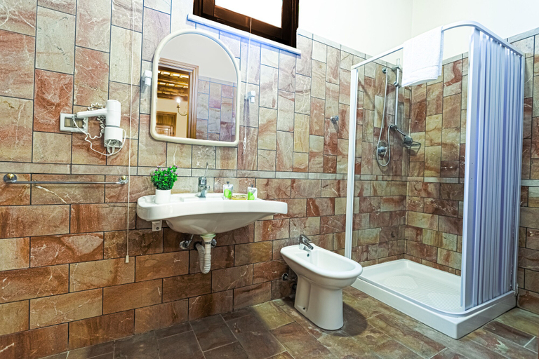 Bathroom 3, Hotel Rocche Draele, Trapani