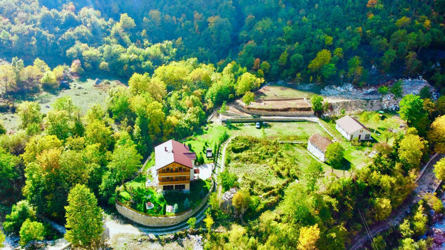 Vila Alexander B&B, Tropojës