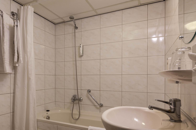 Bathroom 4, Amsterdam Airport Hotel Uithoorn, Uithoorn
