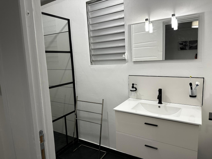 Bathroom 3, Le cottage de castaing sur plage privee, Sainte-Anne