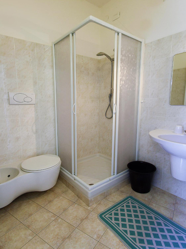 Bathroom 3, Albergo Anita, Imperia