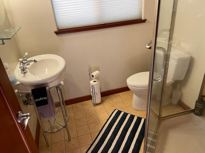 Bathroom, Luxury Riverside Estate - 3BR Home or 1BR Cottage or BOTH - Sleeps 14 - Swim, fish, relax, refresh, Shasta