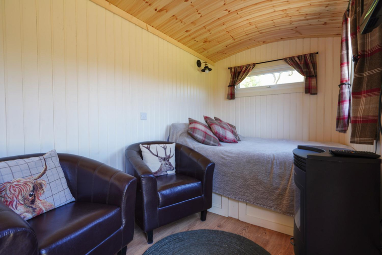 Others 3, The Laburnum Retreat Shepherds Hut with private hot tub, Staffordshire