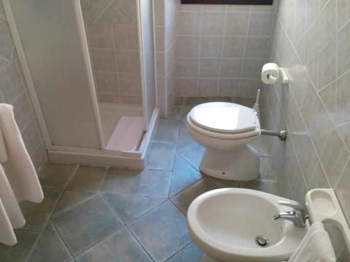 Bathroom 4, Hotel Cavour, Olbia-Tempio