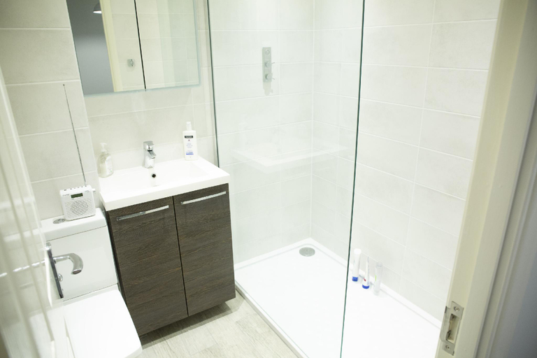 Bathroom 3, Reeve House | 2-Bed | FREE Parking & Wi-Fi, Warwickshire