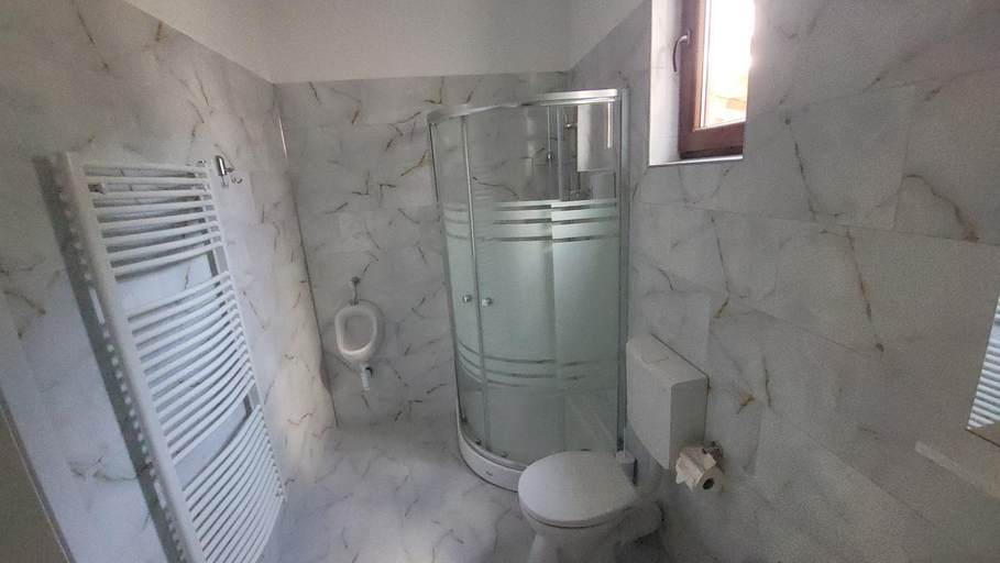 Bathroom 1, Colt de Rai, Vanatori