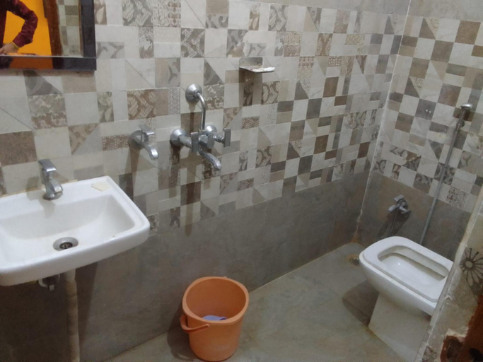 Bathroom, Goroomgo Mahadeva Homes Guest House Prayagraj, Kaushambi