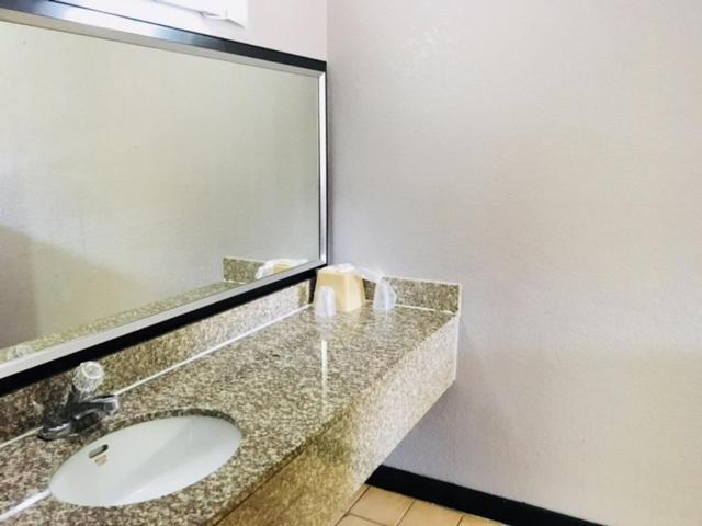 Bathroom 4, Fulton Inn, Fulton