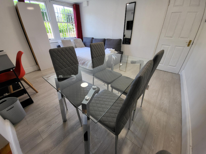 Others 2, Cosy Apartment By Clapham South Underground, London