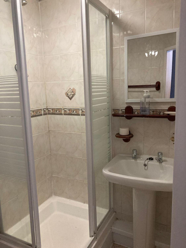 Bathroom 2, Iona Hotel, Blackpool