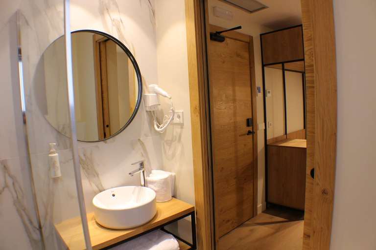 Bathroom 4, Marfany