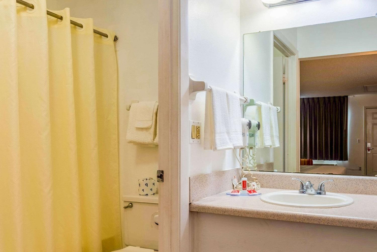 Bathroom 3, Econo Lodge Crystal River, Citrus