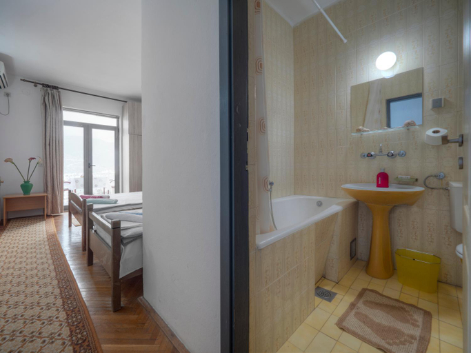 Bathroom 3, Madra Rooms and Apartments
