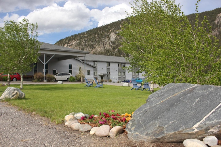 Exterior & Views 2, Whitewater Inn, Gallatin