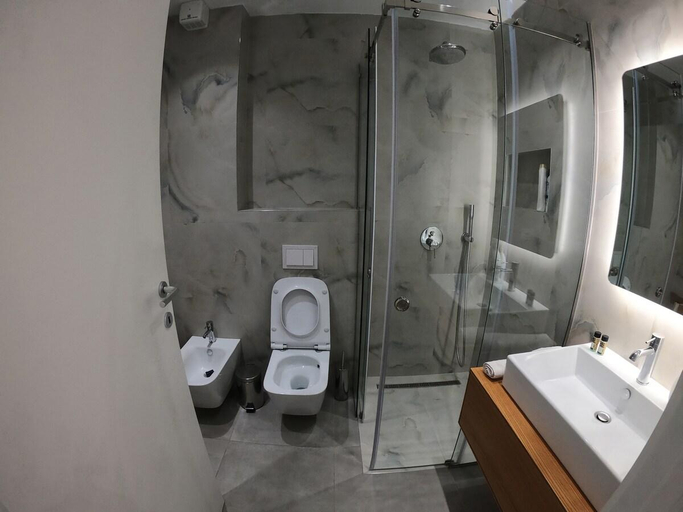 Bathroom 5, Pinegrove Apartment, Durrësit