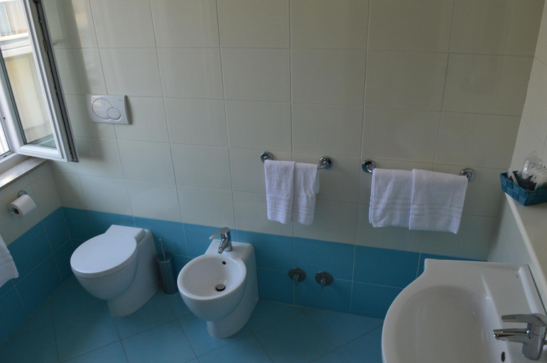 Bathroom 3, Hotel Merano, Gorizia