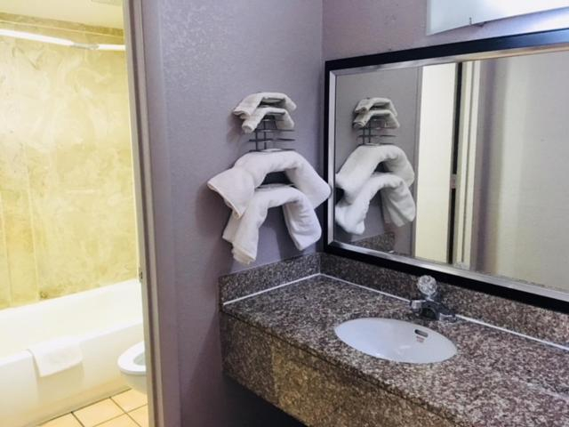 Bathroom 1, Fulton Inn, Fulton