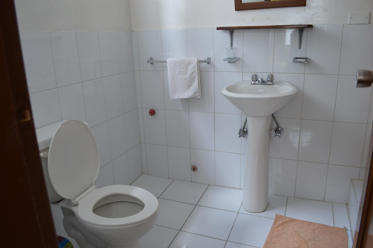 Bathroom 2, Hotel 9 de Octubre, Quito