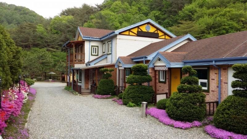 Exterior & Views 1, Yangpyeong Sansuhwa Pension, Yangpyeong