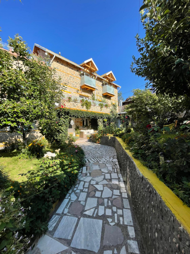 House 1960, Pogradecit