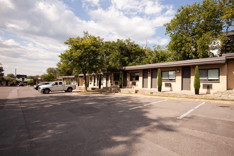 Others 5, Motel Newstar Laval, Laval