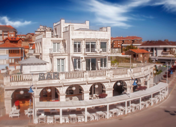 Exterior & Views