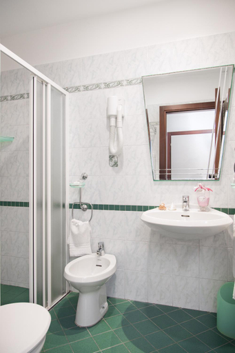 Bathroom 3, Viva Beach Hotel - 20m from the Beach & Large Breakfast, Rimini