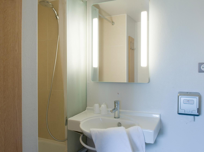 Bathroom 4, B&B HOTEL Amiens Longueau, Somme